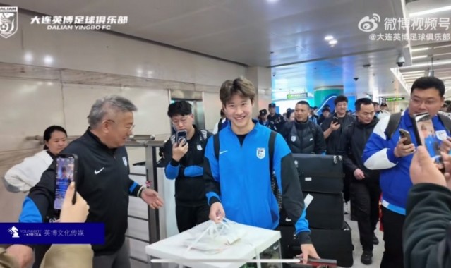 开云体育网页-热情！接机的大连球迷为今天满19岁的杨铭锐送蛋糕，祝他生日快乐