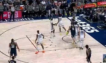 约翰逊杀入禁区上篮再中，掘金打出12-3小高潮反超比分