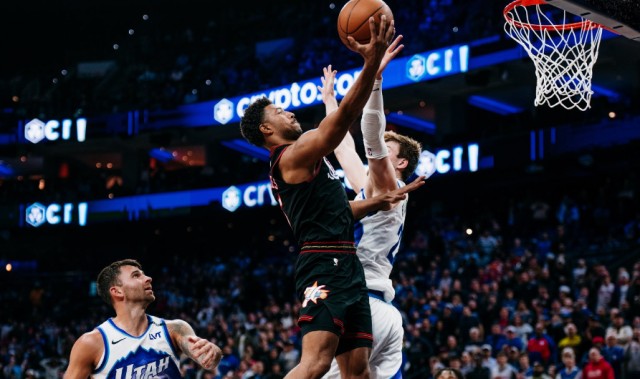 开云体育线上-乔治替身是他？72万锋线背靠背轰42+17 赛场舞蹈引爆费城球馆